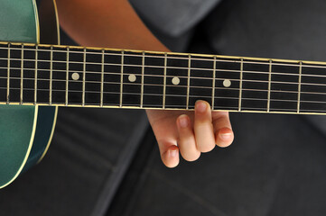 Fototapeta na wymiar adolescente aprendendo a tocar violão acústico 