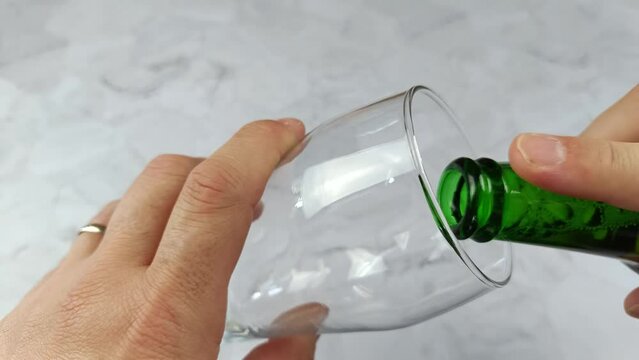 bi&egrave;re vers&eacute;e dans un verre, en gros plan