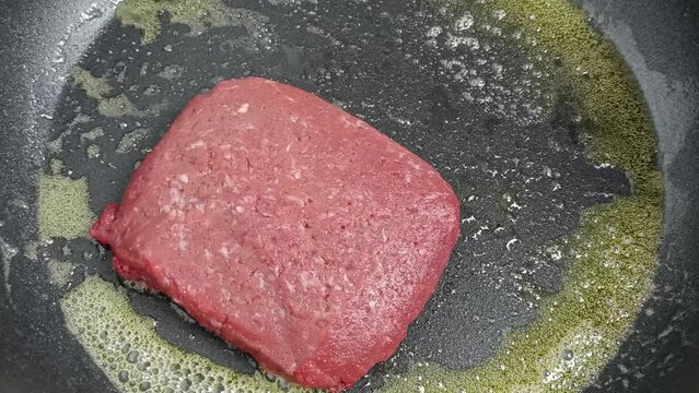 steaks hachés de boeuf, en cuisson dans une poêle