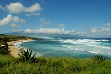 Fototapeta na wymiar Ho'okipa Beach Park, Maui, Hawaii, bay beach view, turquoise water, sunny, surfing waters, beach life