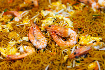 Obraz na płótnie Canvas pad thai or stir fried rice noodles with prawn in street food market
