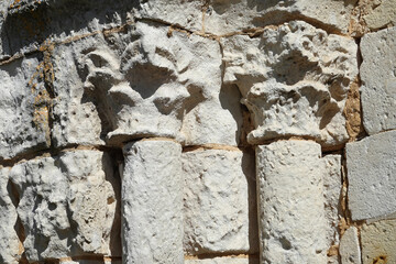 Colonnes de l'église de Moutiers en Perche en pierre calcaire