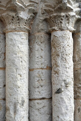 Colonnes de l'église de Moutiers en Perche en pierre calcaire