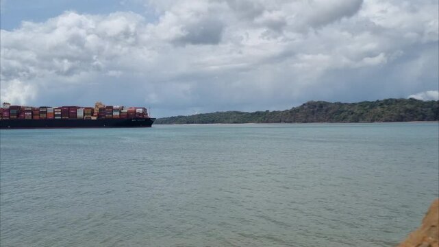 Buque carguero lleno de contenedores pasa a trav&eacute;s de la bah&iacute;a de Amador en panam&aacute;, despu&eacute;s de cruzar el canal de panama.
