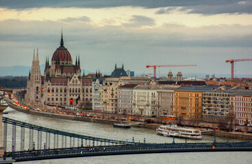 Obraz premium View of the Parliament of Budapest, the Szechenyi Chain Bridge and the Danube River during the day
