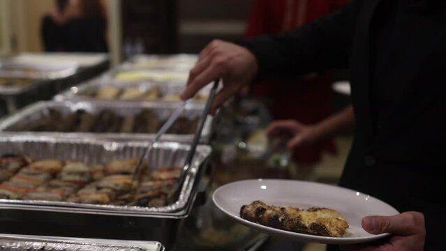bufet en una fiesta de bodas con comida gourmet