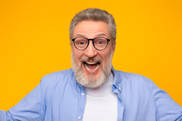 Obraz premium Headshot of joyful mature man looking at camera and laughing