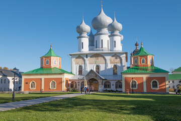 At the ancient Assumption Cathedral of the Tikhvin Assumption Monastery on a sunny October day - obrazy, fototapety, plakaty