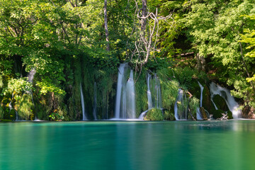 Naturwunder Plitvicer Seen in Kroatien, leuchtend türkises Wasser 