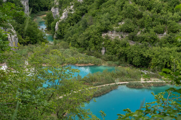 Nationalpark Plitvicer Seen in Kroatien von oben, leuchtend türkises Wasser 