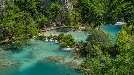 Naklejka na ściany i meble Nationalpark Plitvicer Seen in Kroatien von oben, leuchtend türkises Wasser 