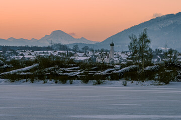 Skyline Königsdorf mit Bibisee im Vordergrund