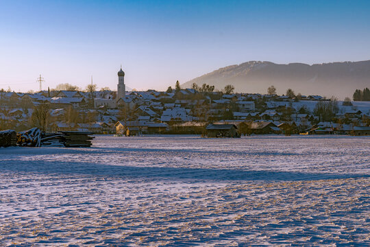 K&ouml;nigsdorf in Oberbayern im Winter bei Sonnenaufgang