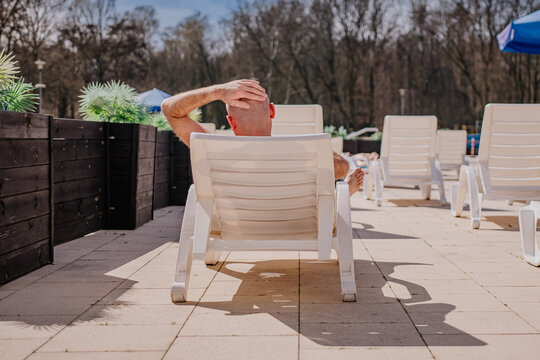 Pan opala się na leżaku