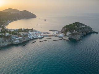 Vista aerea dell’alba al Borgo Sant'Angelo a Ischia nel comune di Serrana Fontana.Un borgo di pescatori in un isola a Napoli