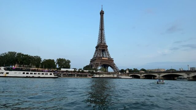 Torre Eiffel, monumento impresionante en la capital de Francia. Paris, timelapse