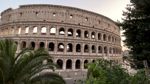 Coliseo Romano durante el día. 