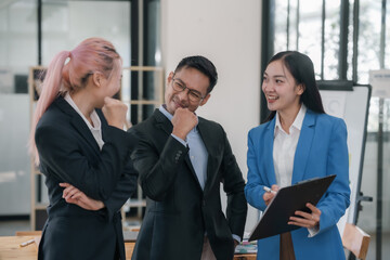 Business people are smiling and celebrating in a business.