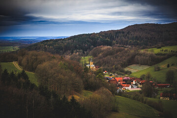 Wandern in den Hügeln und Wäldern im schönen Oberfranken in einer reizenden Landschaft im April Frühling in Bayern, Deutschland - 774316340