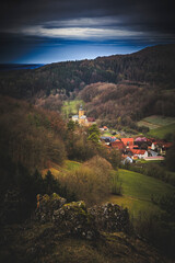 Wandern in den Hügeln und Wäldern im schönen Oberfranken in einer reizenden Landschaft im April Frühling in Bayern, Deutschland