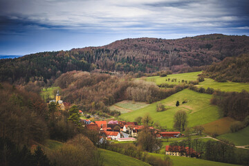 Wandern in den Hügeln und Wäldern im schönen Oberfranken in einer reizenden Landschaft im April Frühling in Bayern, Deutschland - 774316398