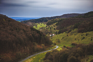 Wandern in den Hügeln und Wäldern im schönen Oberfranken in einer reizenden Landschaft im April Frühling in Bayern, Deutschland - 774316528