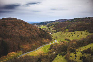 Wandern in den Hügeln und Wäldern im schönen Oberfranken in einer reizenden Landschaft im April Frühling in Bayern, Deutschland