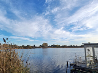 Seeufer und  schöner Himmel