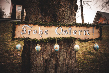 Fränkische Ostertradition, Osterbrunnen in Oberfranken in Bayern, Deutschland im April Frühling - 774317110