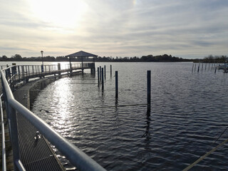 Seebrücke im Sonnenlicht