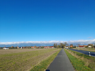 Dorf mit Schauerwolke und Strasse