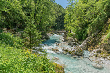 der t&uuml;rkise Soca Fluss flie&szlig;t durch Slowenien