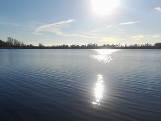 Sonnenreflektion auf See