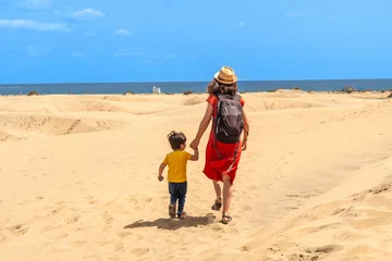 Crédence de cuisine en verre imprimé les îles Canaries Mother and child on vacation in the dunes of Maspalomas, Gran Canaria, Canary Islands