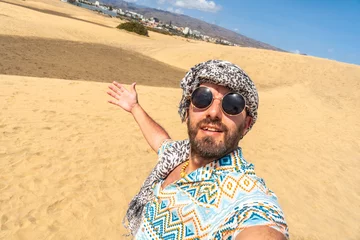 Store enrouleur sans perçage les îles Canaries Selfie of a tourist on vacation smiling in the dunes of Maspalomas, Gran Canaria, Canary Islands