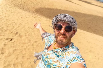 Store enrouleur sans perçage les îles Canaries Selfie of a smiling tourist in the dunes of Maspalomas, Gran Canaria, Canary Islands