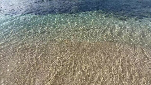 Orilla de una playa con aguas cristalinas