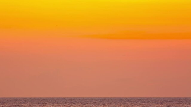 time lapse the sun going down to the horizon in beautiful sunset. the sunset looks beautiful and peaceful, a perfect ending to a day at the beach.
4k video colorful sky background.