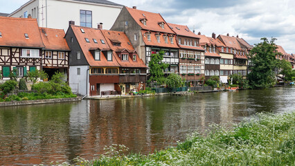 Häuserfront an der Regnitz in Bamberg - obrazy, fototapety, plakaty