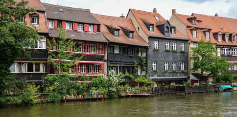 Häuserfront an der Regnitz in Bamberg - obrazy, fototapety, plakaty