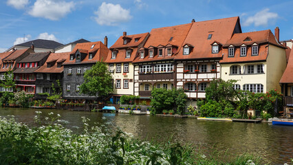 Fototapeta na wymiar Häuserfront an der Regnitz in Bamberg