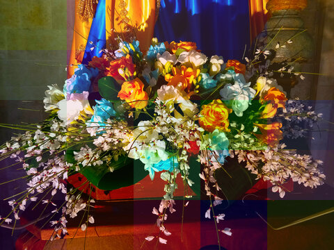 Addobbi floreali ai piedi della statua raffigurante la Madonna