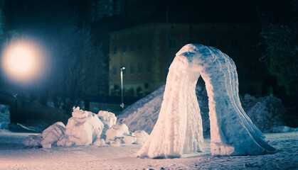Monstre à deux pattes sculpté dans la neige gelée