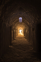 Tunnel de glace avec de la lumière au fond