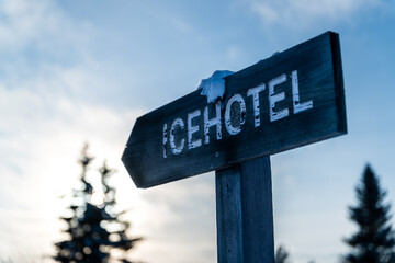 Panneau de direction vers un hôtel de glace