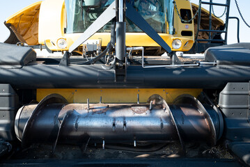 Detalle de reja y máquina trilladora, campo argentino, cosechadora, frente