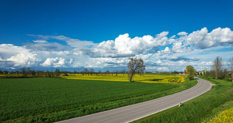 Panorama di una giornata primaverile con cielo nuvoloso