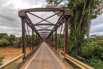 ponte sobre o rio das velhas, na cidade de Santo Hipólito, Estado de Minas Gerais, Brasil
