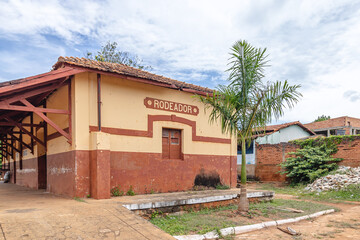 antiga estação ferroviária no distrito de Rodeador, na cidade de Monjolos, Estado de Minas Gerais, Brasil