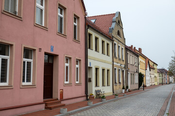 Uliczka ze starymi kamienicami Nowe Warpno Zachodniopomorskie © MR. Stanek